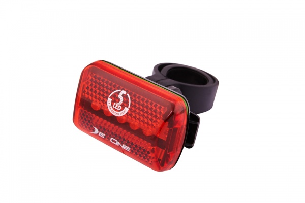 Na zdjęciu widnieje produkt Lampka tylna DeOne 0,98 lm